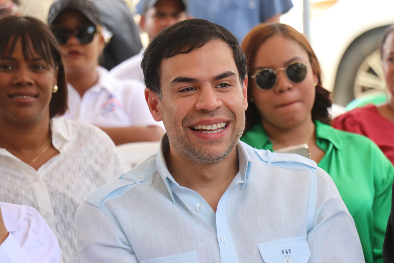 Hombre sonriente entre multitud