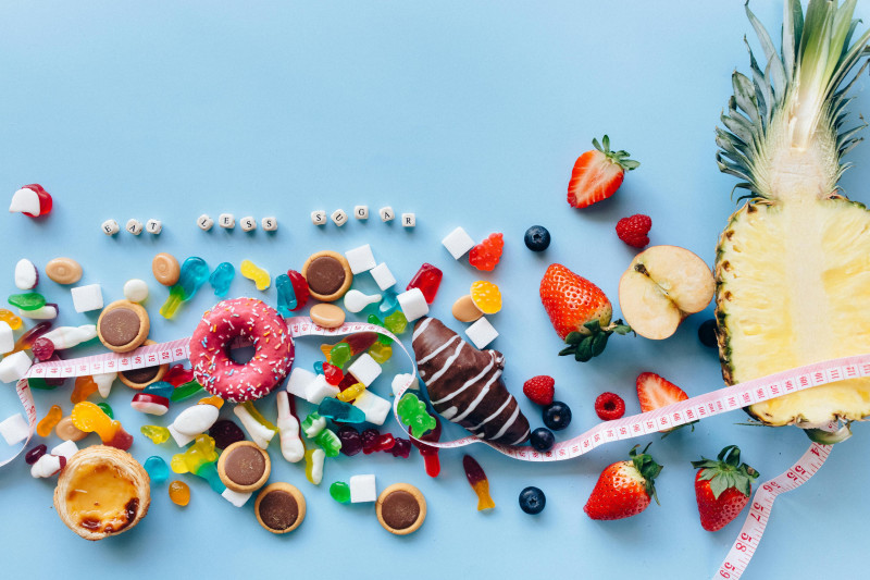 Dulces y frutas sobre mesa