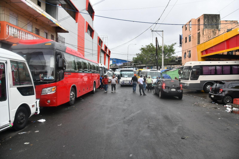 Autobuses estacionados en una calle urbana