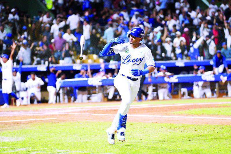 Jugador de béisbol corriendo con bate