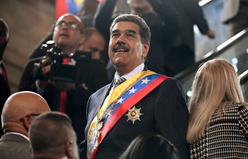 Hombre en traje y banda presidencial