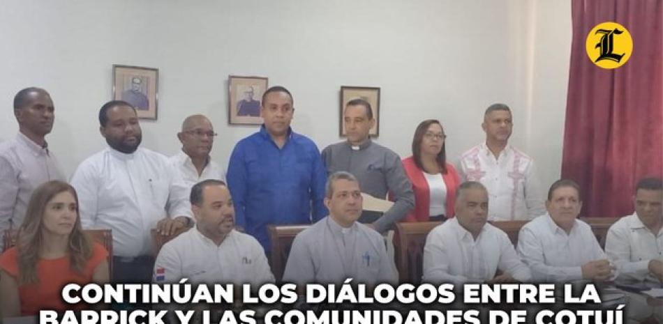 Grupo reunido en sesión legislativa