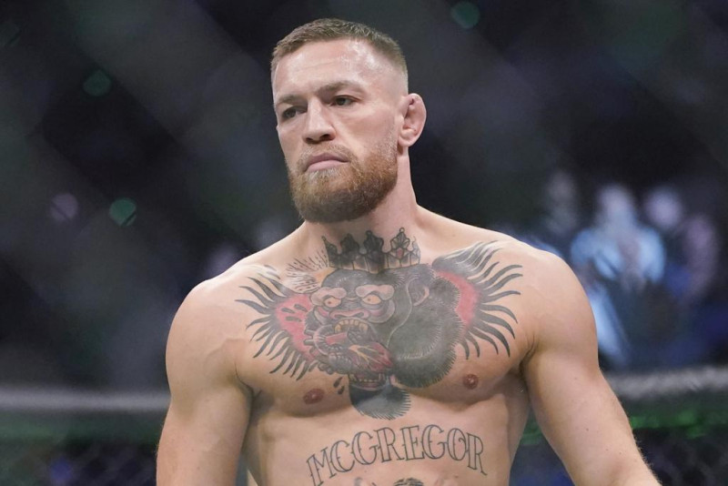 Conor McGregor exhibe tatuajes pectorales