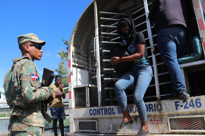 Militar junto a mujer en jeans