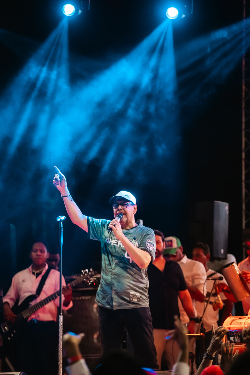 Hombre canta con micrófono en mano