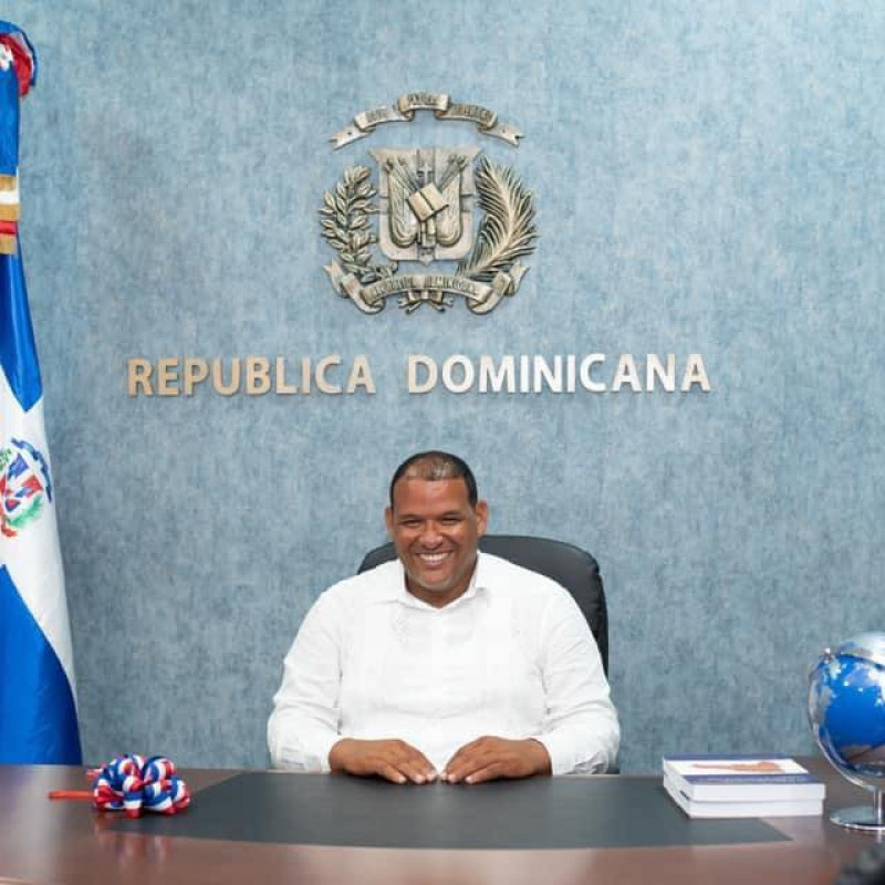 Hombre sentado en escritorio trabajando