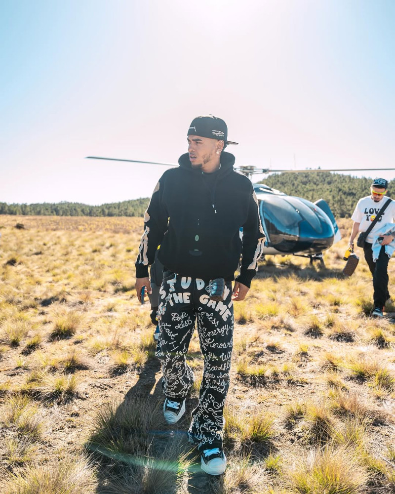 Hombre junto a helicóptero en campo