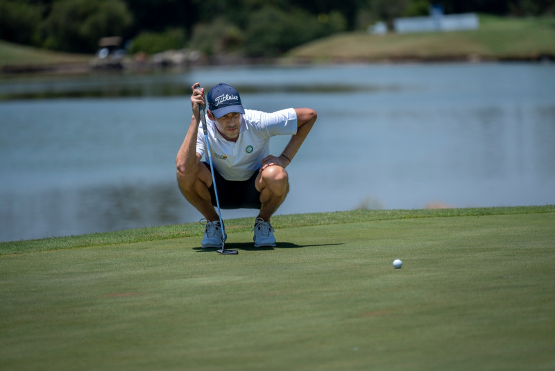 Golfista alineando tiro en green