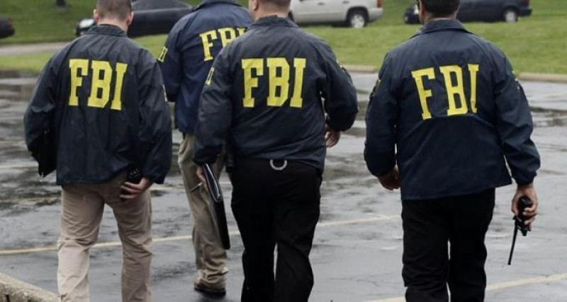 Agentes del FBI caminando de espaldas