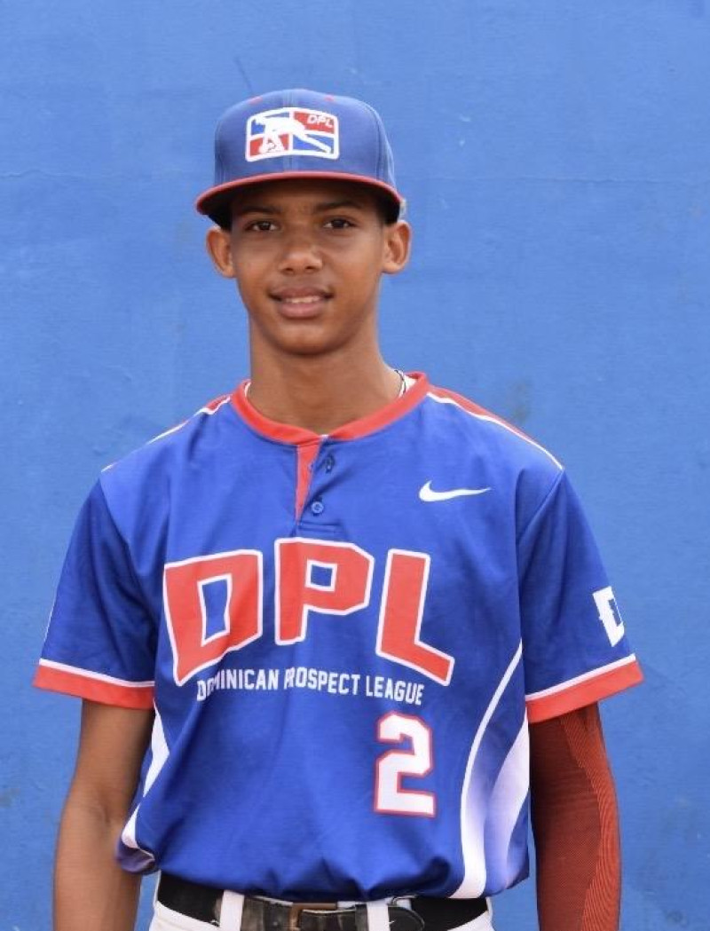 Joven beisbolista dominicano con uniforme azul