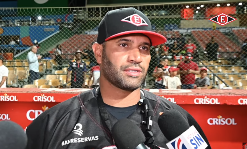 Hombre con gorra roja y negro