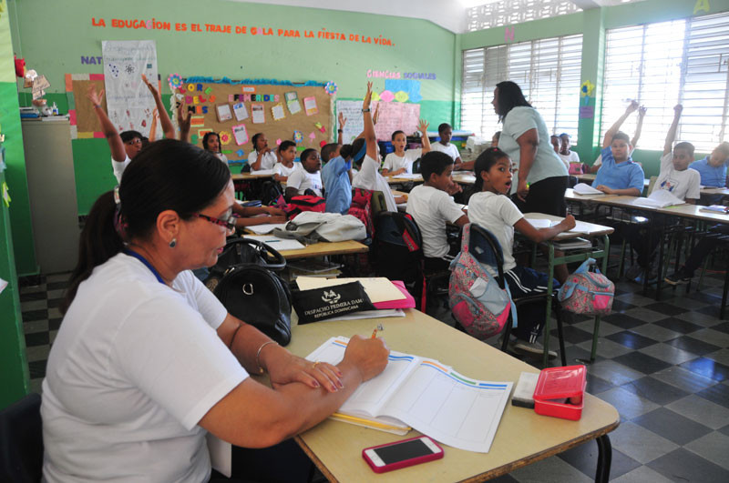 Alumnos en aula de escuela primaria