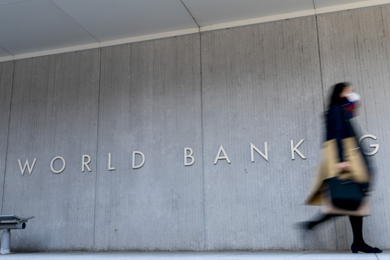 Mujer camina frente al Banco Mundial