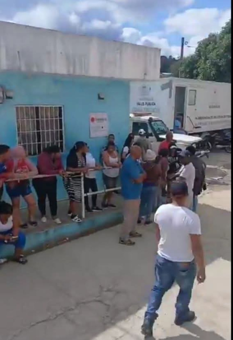 Multitud frente a edificio gubernamental