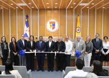 Grupo corta cinta en inauguración