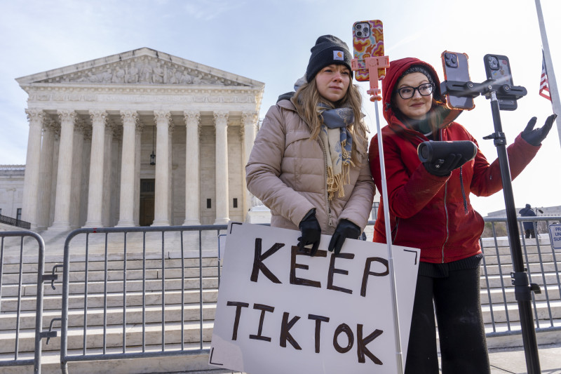 Mujeres protestando ante Tribunal Supremo