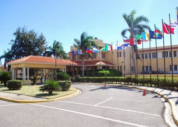 Banderas frente a Cancillería Dominicana