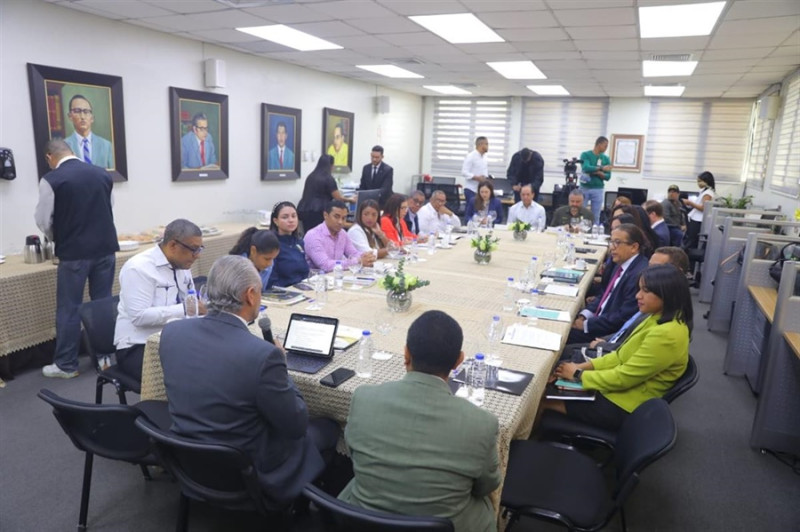 Sala de reuniones con personas sentadas