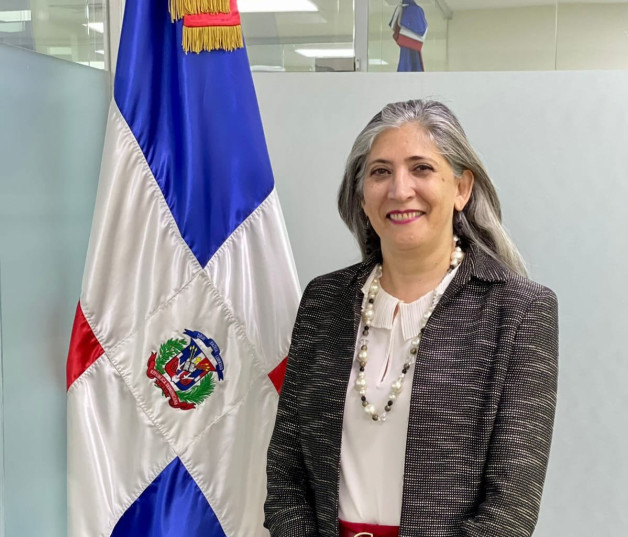 Mujer de pie junto a bandera