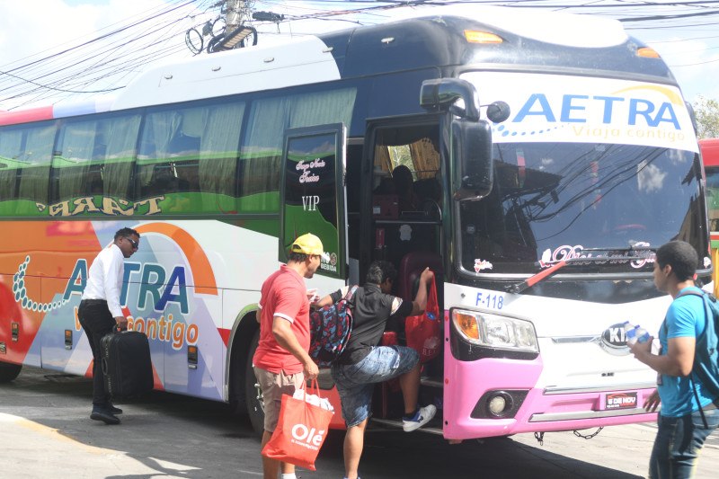 Pasajeros subiendo a autobús