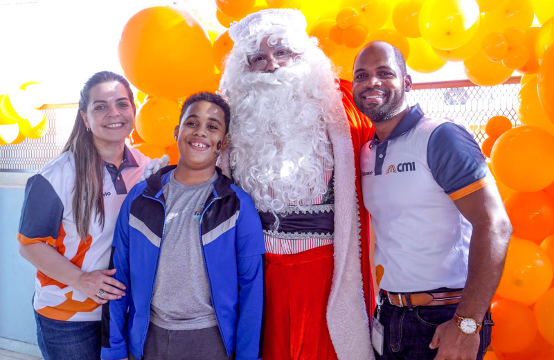 Familia posa junto a Santa Claus