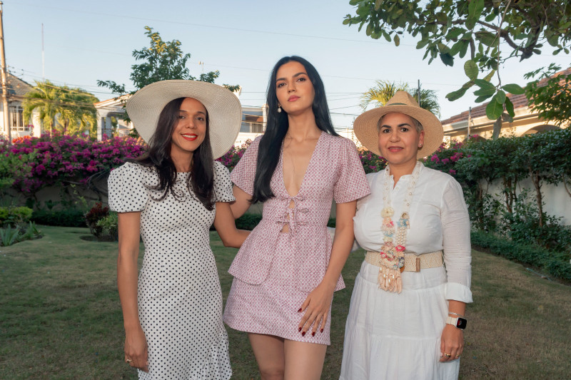 Tres damas con vestidos elegantes