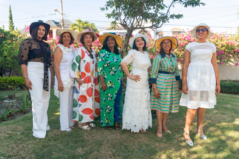 Siete mujeres en jardín tropical