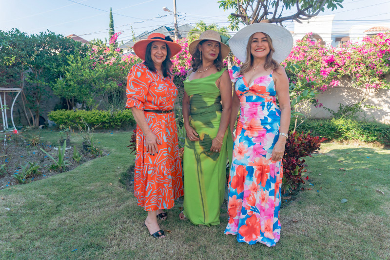 Mujeres elegantes con vestidos y sombreros