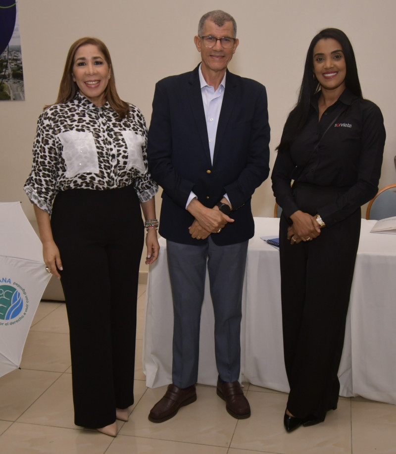 Tres personas junto a mesa electoral