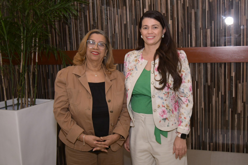 Dos mujeres posando juntas sonrientes