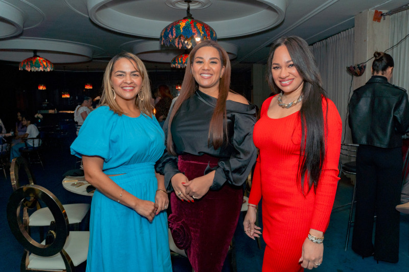 Tres mujeres sonríen para foto