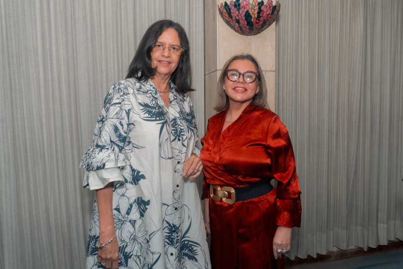 Dos mujeres sonriendo juntas