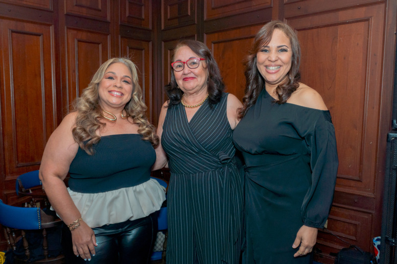 Tres mujeres posan para foto