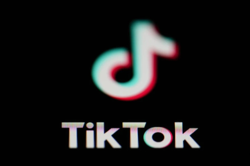 Logo de TikTok sobre negro