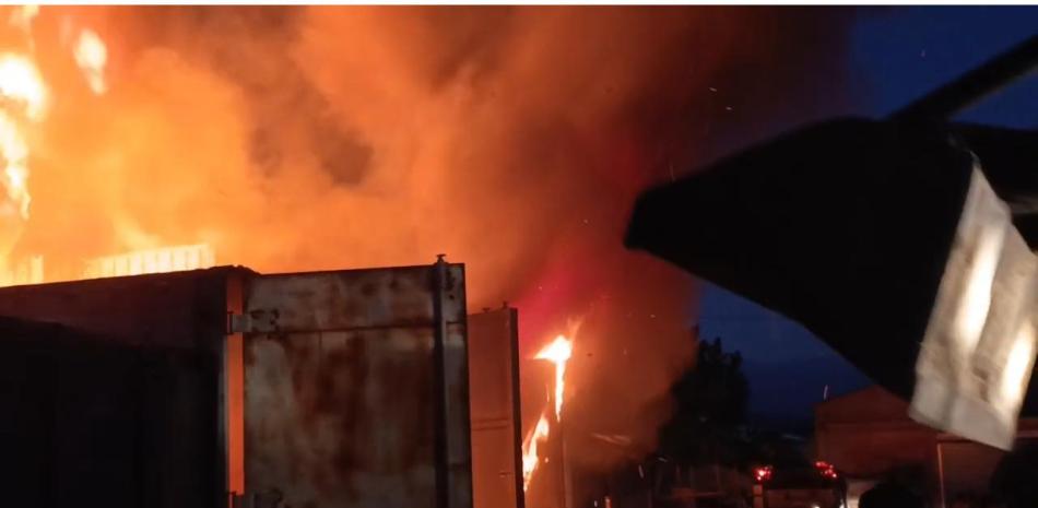 Incendio consume edificio en la noche