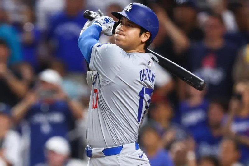 Jugador con casco de béisbol