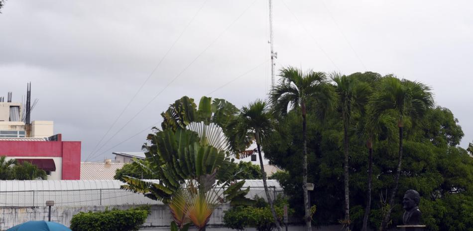 Edificio rojo entre árboles y cercas