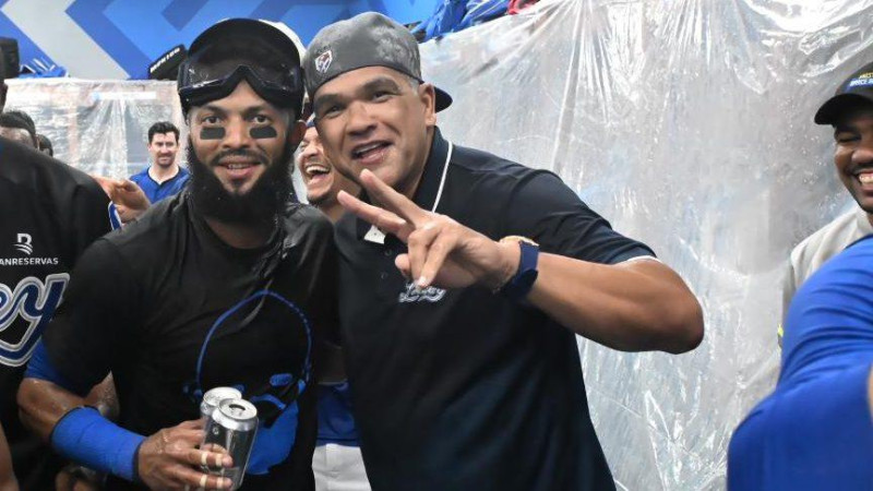 Dos hombres sonriendo ante la cámara