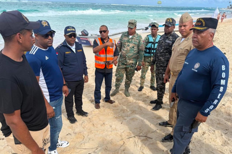 Hombres reunidos en playa soleada