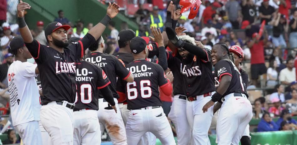 Jugadores celebran victoria en béisbol