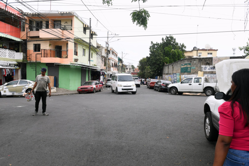 Vehículos estacionados en calle dominicana