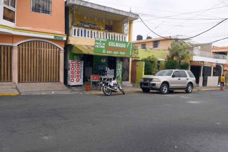 SUV blanco frente a tienda