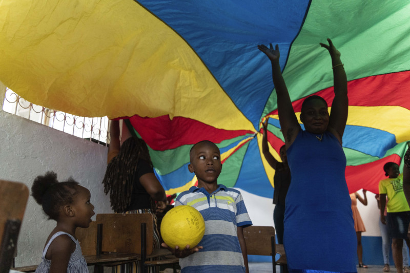 Familia juega bajo paracaídas colorido