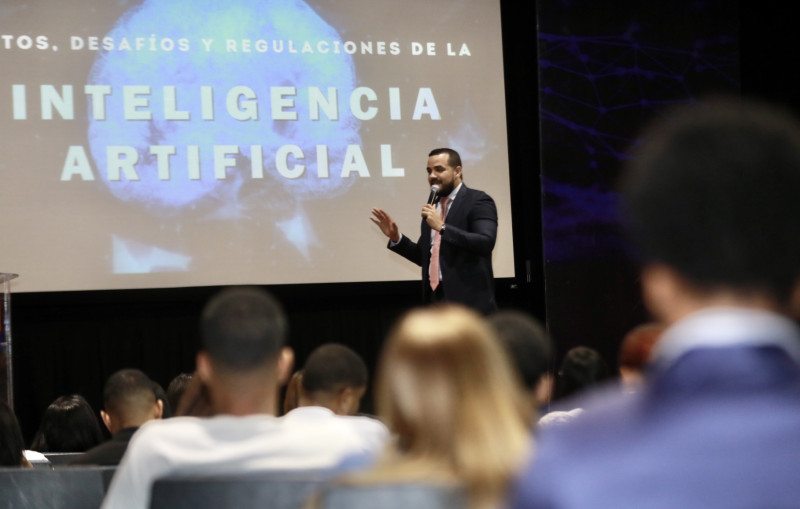 Hombre dando presentación ante público