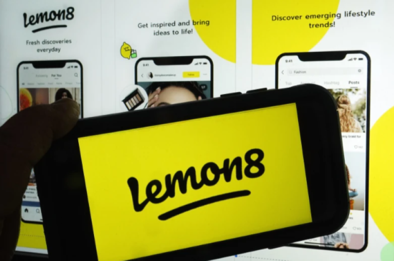 Mano sostiene teléfono con Lemon8