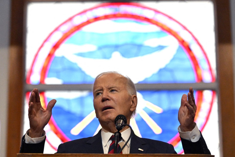 Biden habla en podio presidencial