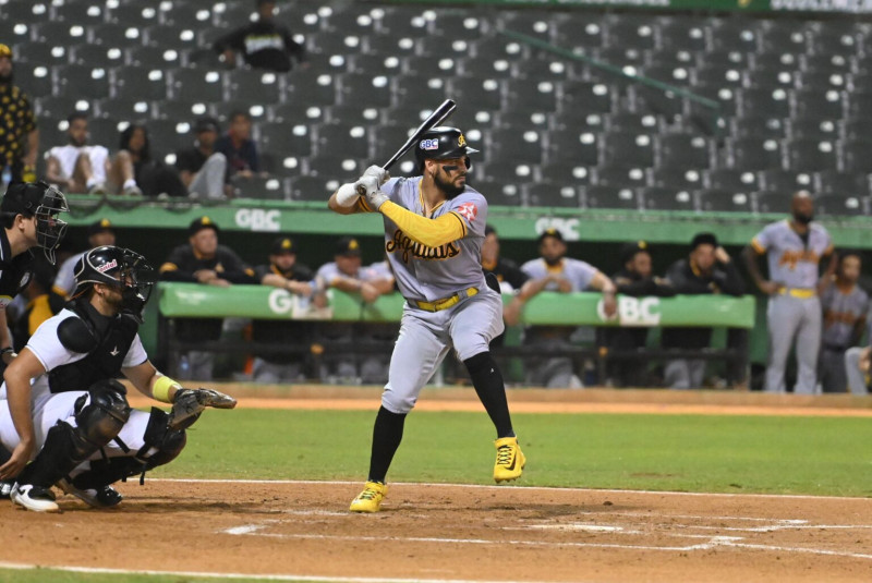 Jugador de béisbol bateando