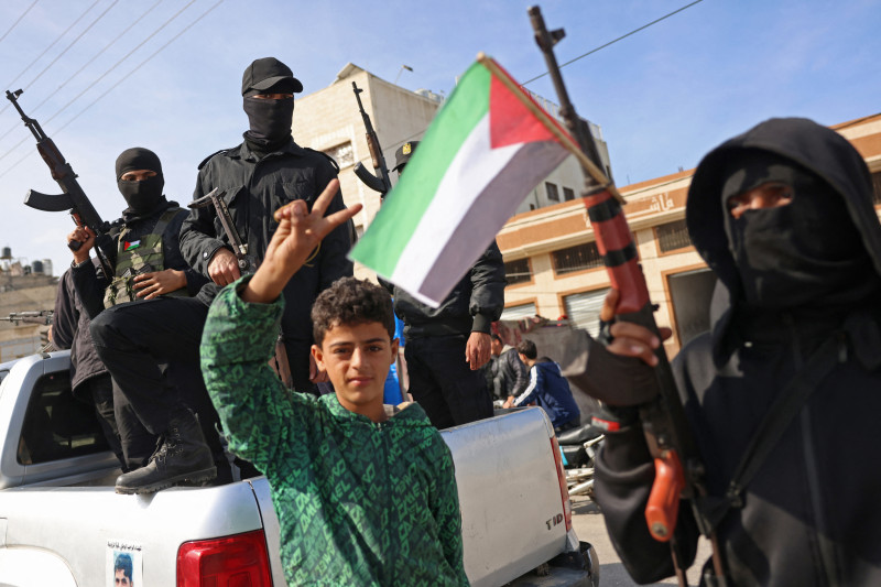 Niño con bandera palestina en Gaza