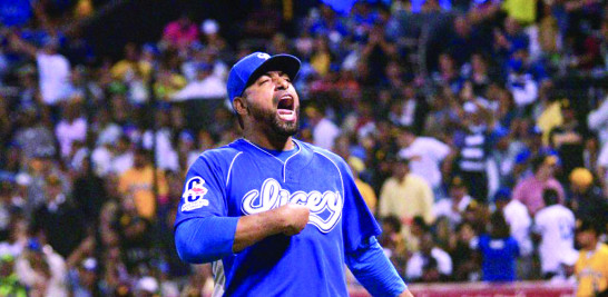 Jugador de béisbol con uniforme azul