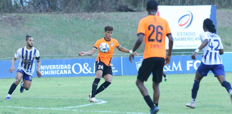 Jugadores en campo de fútbol